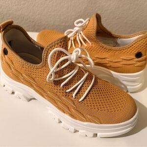 bernie mev. Women's Sneakers in Mustard and White